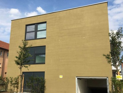 Neuwertige 3 5-Zi.-Wohnung mit Balkon u. Einbauküche