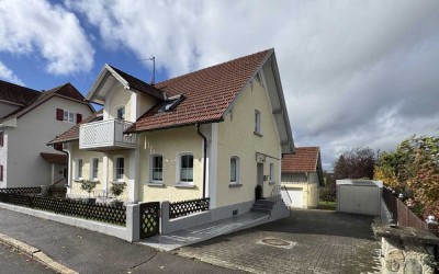 Modernes Zweifamilienhaus mit Nebengebäude, Doppelgarage,  & riesigem Gartenparadies