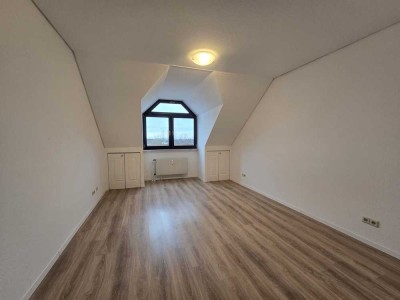 Helle 2 Zimmer Dachgeschosswohnung mit Balkon und tollem Ausblick