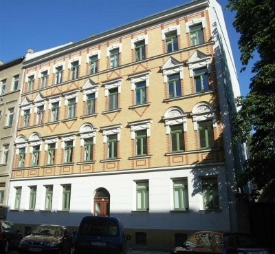 Schöner Denkmalschutz in bester Lage: 2-Zimmer mit EBK und Balkon + optional 2. Wohnung im Angebot