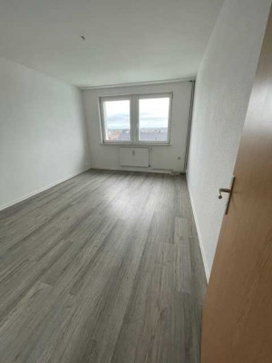 geräumige 2-Raum-Wohnung mit Wannenbad und Fenster, Keller und PKW-Stellplatz mgl.