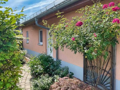 Entspanntes Wohnen auf einer Ebene - Bungalow mit Garten und überdachter Terrasse