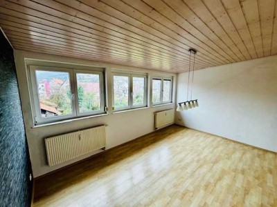 Stilvolle 3-Zimmer-Dachgeschosswohnung mit Balkon und Einbauküche in Dettingen an der Erms