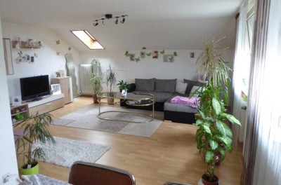 Helle und geräumige 2-Zimmer-Dachgeschosswohnung mit viel Stauraum und Einbauküche