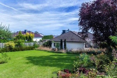 BUNGALOW MIT GROßEM GARTEN! Schwimmbad, Kamin und barrierefreier Zugang