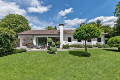 Charmanter, sehr gepflegter Bungalow, eingebettet in traumhafte Garten-Oase