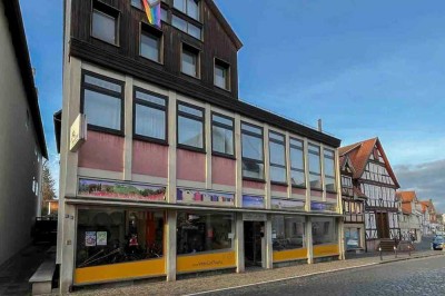 Renditeobjekt in Lauterbach – Zweifamilienhaus mit Gewerbeeinheit und Büroflächen in zentraler Lage