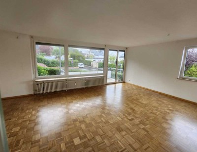 Helle 3-Zimmer-Hochparterre-Wohnung mit Balkon und Einbauküche in Stuttgart-Sillenbuch