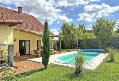 Exklusive Gelegenheit: Stilvolles EFH + Pool auf großzügigem Grundstück, EBK, Garage, 2Stellplätze