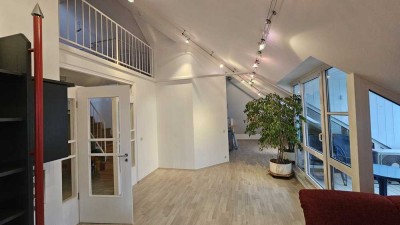 Große Dachgeschosswohnung mit attraktiver Galerie und Loggia