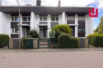 WINDISCH - Neuwertiges RMH mit gehobener Ausstattung inkl. EBK und Garten zentral in Gröbenzell