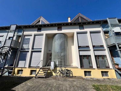 Sofort verfügbar. Helle und geräumige 2,5 Zimmerwohnung mit Gartenterrasse