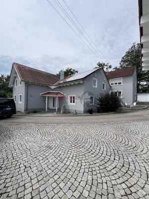Idyllisches Anwesen: Großes Grundstück mit Zwei Häusern und weitläufigen Gärten in Ruhiger Lage.