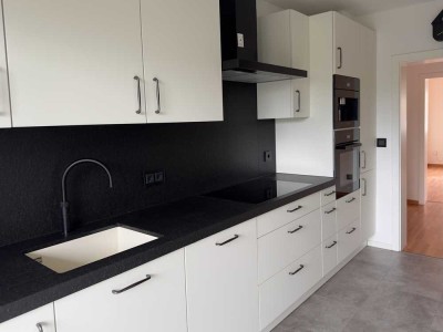Modernisierte 3-Zimmer-Wohnung mit hochwertiger Ausstattung, EBK, Terrasse und Garage in Köln-Sürth
