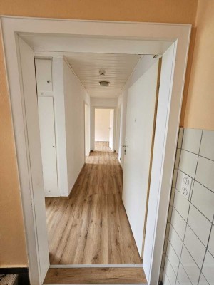 schöne große 3-Zimmerwohnung im Hochparterre mit Balkon und Garten