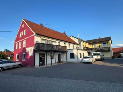 Wohn- und Geschäftshaus mit Ausbaupotenzial in Bestlage von Arnbach, sonniger Balkon, Stellplätze