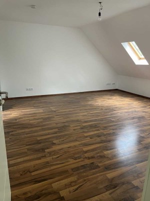 Helle, frisch renovierte 2-Zimmer-Dachgeschosswohnung im begehrten Essen-Heisingen