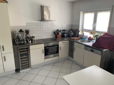 Gepflegte 2-Zimmer-Dachgeschosswohnung mit Balkon, EBK und Stellplatz in Hockenheim