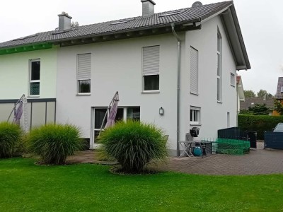 Moderne Doppelhaushälfte in ruhiger, stadtnaher Lage