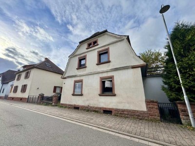 Gestalten Sie neu! Sanierungsbedürftiges Einfamilienhaus auf großem Grundstück