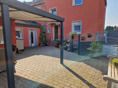 ++ SANIERT & MODERNISIERT! Familienhaus mit 3 Wohnungen - wohnlicher Anbau - großer Garten! ++