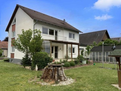Clevere Kapitalanlage: Zweifamilienhaus mit zwei vermietbaren Einheiten auf großem Grundst