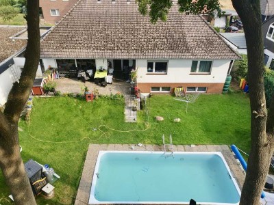 Großzügiger Bungalow mit Pool, Einliegerwohnung im UG, ausbaufähigem Dachboden & großem Garten!