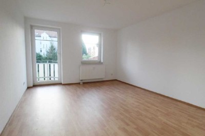 *** soeben frisch renoviert ***
4 Zimmer + Balkon + Gartenmitbenutzung