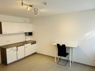 Voll möbliertes, renoviertes Studio-Apartment zu vermieten – 24m² (Souterrain)