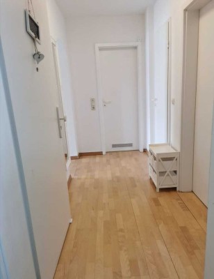 von privat - 3,5 -Maisonette-Wohnung, Balkon, EBK, Tiefgarage, Keller in HU, 8 Fuss-min bis S-Bahn