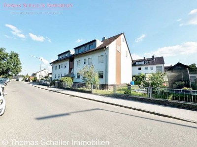 Schöne gepflegte 3 Zimmer DG Wohnung mit Balkon und Garage