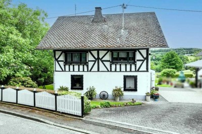 Solides Einfamilienhaus mit traumhaftem Weitblick inklusive!