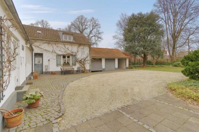 Freistehendes Altbau-Einfamilienhaus mit Einliegerwohnung, Lager, drei Garagen und großem Grundstück