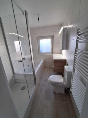 ERSTBEZUG nach Sanierung !! Helle 4,5 Zimmer Wohnung mit EBK und neuem Bad, Garage möglich