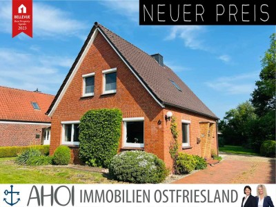 Modernisiertes Einfamilienhaus mit Nebengebäude auf weitläufigem Grundstück.