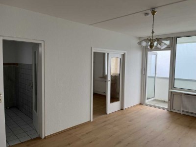 Erstbezug nach Sanierung mit Balkon und EBK: Stilvolle 1,5-Zimmer-Wohnung in Norderstedt