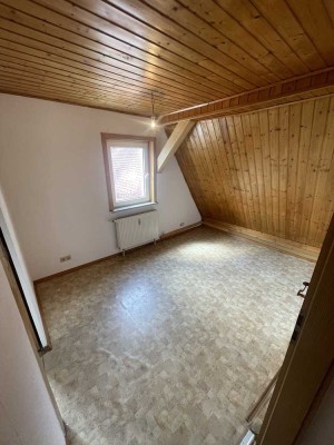 2-Zimmer-DG-Wohnung in Knittlingen zum vermieten.
