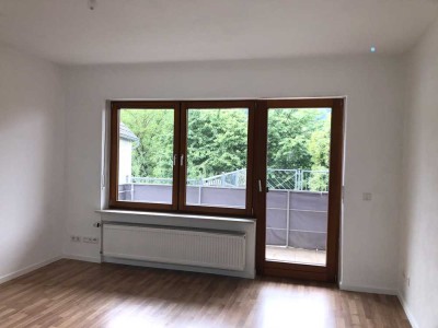 Freundliche und vollst. renovierte 2-Zimmer-Wohnung mit geh. Innenausstattung mit Balkon