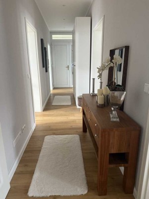 Stilvolle 4-Zimmer-Dachgeschosswohnung zur Untermiete für 1 Jahr (mit Option auf Verlängerung)