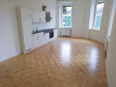 Gösting: 3 ZIMMER-Wohnung + neuwertige Einbauküche + Bad mit Wanne + extra WC + Lift + TG-Platz!