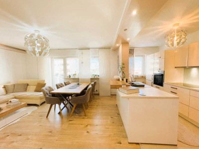 Exklusive 2-Zimmer-Wohnung mit Balkon + Stellplatz + hochwertiger Küche in Top Lage