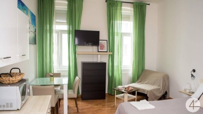 Fußläufig zu 3 U-Bahn-Stationen | gut angebundene Altbauwohnung | Renovierte Fassade, moderner Aufzug &amp; gepflegter Innenhof I Einkaufsmöglichkeiten &amp; Top-Infrastruktur