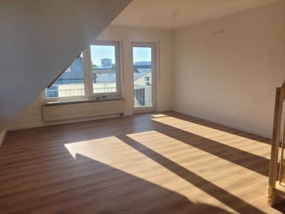 Lichtdurchflutete 3-Zimmer Maisonette Wohnung mit Keller, Stellplatz und Balkon-Blick auf Grünfläche