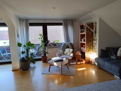 Freundliche 3-Zimmer-DG-Wohnung mit gehobener Innenausstattung mit Balkon und EBK in Hatzenbühl