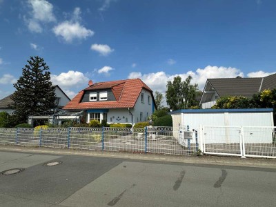 Einfamilienhaus mit Pool und zwei Garagen