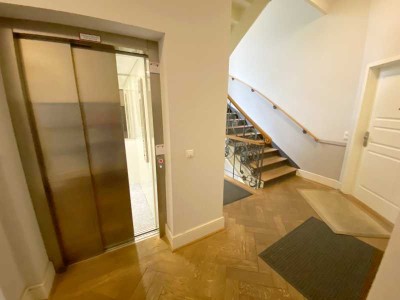 Altbau-Dachgeschosswohnung mit Aufzug