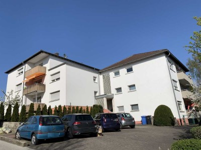 Hofheim-Nord,  renovierte helle 2,5 Zi.-Wohnung mit Balkon, PKW Stellplatz und Gartenmitbenutzung!