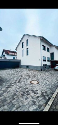 Schön geschnittene 4 Zimmer Dachgeschosswohnung Energiesparend nach KFW-70 gebaut.