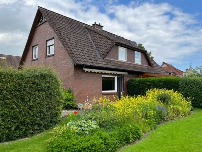 „Wohnglück in Wilhelmshaven – Doppelhaushälfte mit grünem Garten & Garage“