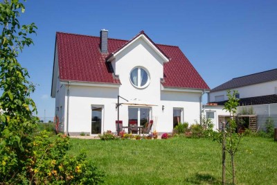 Modernes Einfamilienhaus mit hochwertiger Ausstattung, Garage und Garten